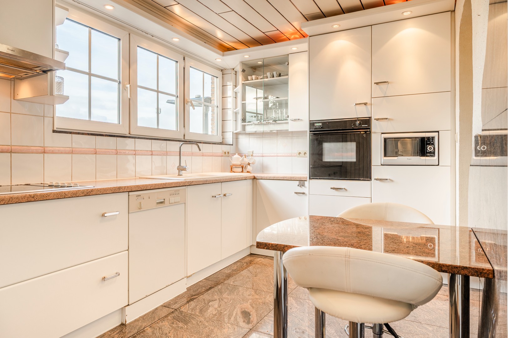 Op te frissen appartement met 2 slaapkamers te Sint-Niklaas. - foto 2