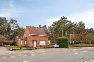 Te renoveren open bebouwing met 3 slaapkamers op ruim perceel van 850 m²Bent u op zoek naar een woning die u volledig naar eigen smaak en wensen kan...