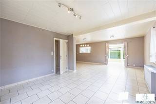 Te renoveren alleenstaande woning op mooi perceel van bijna 600m² gelegen in doodlopende straat van rustige woonwijk. Indeling : Inkomhal met...