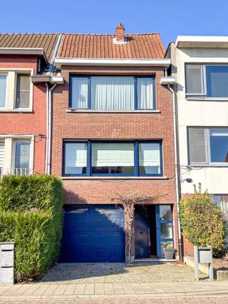 Gezinswoning, instapklaar en uitzonderlijk goed gelegenEen aangename bel étage woning met ruime tuin en meteen klaar om in te wonen.Via de inkomhal —...