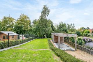 Topper! Recente instapklare halfopen bebouwing met 3 slaapkamers, carport en tuin!Op zoek naar een recente woning waar je zonder zorgen kan intrekken? Deze halfopen bebouwing uit 2022 combineert een moderne uitstraling, veel lichtinval en praktische ruimtes met een centrale ligging in Anzegem. Via de inkomhal met apart toilet kom je binnen in de ruime en lichtrijke leefruimte met aansluitend een volledig geïnstalleerde open keuken met eiland. Daarnaast is er een praktische berging/wasplaats. Op de eerste verdieping bevinden zich 3 volwaardige slaapkamers, waarvan de grootste beschikt over een dressing. De badkamer is uitgerust met een ligbad, inloopdouche en lavabomeubel. Een absolute meerwaarde is de ruime zolder met vaste trap, die nog tal van mogelijkheden biedt voor extra slaapkamers, een bureau of hobbyruimte.Buiten geniet je van een aangename tuin met tuinberging en een praktische carport.Een recente, instapklare en energiezuinige gezinswoning op een centrale locatie in Anzegem, ideaal voor wie hedendaags wooncomfort wil combineren met voldoende ruimte en uitbreidingsmogelijkheden.Enkele bijkomende troeven- Kwalitatieve carport met vloer in gepolierd beton en geïntegreerd tuinhuis.- Praktische wasruimte, volledig uitgerust met maatkasten.- Zeer ruime dressing op de verdieping, voorzien van stijlvolle maatkasten.- Modern terrasoverkapping met elektrische screens en geïntegreerde ledverlichting.Bezoek na afspraak met Immo Beguin: tessa@immobeguin.be