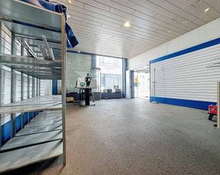<p><span>Commercieel gelegen HANDELSPAND met WOONST en 4 verhuurde STUDIO'S </span></p><p><span> </span></p><p><span>- Winkel, magazijn en stockage ruimte</span></p><p><span>- Woonst met living, leefkeuken, slaapkamer en zolder met vaste trap biedt mogelijkheid tot extra slaapkamers</span></p><p><span>- Aparte inkom naar de 4 verhuurde studio's met leefruimte, slaapkamer en badkamer</span></p><p><span>- Zij-ingang voor fietsenberging</span></p><p><span> </span></p><p><span>- Bewoonbaar opp. : 926 m² </span></p><p><span>- Bebouwd opp. : 444 m²</span></p><p><span> </span></p><p><span> </span></p><p><span> </span></p><p><span> </span></p><p><span> </span></p><p><span> </span></p><p><span> </span></p><p><span> </span></p><p><span> </span></p>