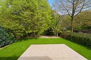 <p><strong>Karaktervolle totaalrenovatie met luxe afwerking, EPC A en uitzonderlijke tuin van 800 m²</strong><br />Op zoek naar een unieke combinatie van charme, ruimte en energiezuinig wonen? Deze <strong>prachtig gerenoveerde woning (2026)</strong> aan de Brusselsesteenweg 427 in Mechelen biedt het allemaal. Authentieke elementen werden met zorg behouden en gecombineerd met een hoogwaardige, moderne afwerking.</p><p></p><p><strong>Richtprijs: €779.000<br />Beschikbaarheid: vanaf akte<br />Onder registratiebelasting</strong></p><p></p><p><strong>Ruimte en indeling </strong><br />Met een <strong>bewoonbare oppervlakte van 286 m²</strong> geniet u van een uitzonderlijk ruimtegevoel. De woning verwelkomt u via een <strong>ruime inkomhal met apart gastentoilet</strong>. Verder beschikt ze over een <strong>volledig uitgeruste keuken</strong>, een <strong>open leefruimte met sterke connectie naar het terras en de tuin</strong>, een <strong>aparte bureau</strong> en een <strong>praktische wasruimte</strong>. Op de verdiepingen bevinden zich <strong>3 volwaardige slaapkamers</strong>. Een exclusieve badkamer in mortex, voorzien van bad, douche en dubbele lavabo. Daarnaast beschikt de woning over een <strong>ruime kelder met inpandige garage</strong>.</p><p><strong>Duurzaam en toekomstgericht</strong><br />Deze woning is volledig futureproof dankzij <strong>vloerverwarming op het gelijkvloers</strong>, een <strong>warmtepomp</strong>, <strong>zonnepanelen</strong>, een <strong>groendak</strong> en een <strong>EPC-label A</strong>.</p><p></p><p><strong>Afwerking en beleving</strong><br />De afwerking is van topniveau met materialen zoals <strong>mortex, natuursteen, travertin en parket</strong>. Authentieke accenten zoals een <strong>glas-in-lood tussendeur</strong> geven de woning extra karakter en warmte. Het verhoogde terras biedt een prachtig zicht op de <strong>diepe, oostgerichte tuin van 800 m²</strong>, met een achterliggend bos – een zeldzame oase van rust.</p><p>Gelegen op een <strong>strategische locatie (Mobiscore 8,9/10)</strong> met vlotte verbindingen naar het centrum van Mechelen, winkels, scholen en de as Antwerpen–Brussel.</p><p></p><p><strong>Een woning die u moet beleven. Plan vandaag nog uw bezoek en laat u verrassen.</strong><br /><strong>nico@altro-vastgoed.be - 04 88 42 42 24 </strong><br /><strong>emma@altro-vastgoed.be - 04 56 89 11 63</strong></p>