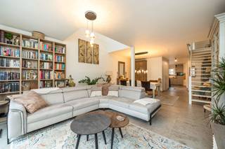 <p>Charmante en instapklare gezinswoning gelegen op toplocatie!<br /><br />Op zoek naar een verzorgde, instapklare en energiezuinige woning? Deze charmante gezinswoning uit 2014 is gelegen op een uitstekende locatie vlak in het centrum van Sint Antonius, waarbij alle dagelijkse voorzieningen (bakker, slager, supermarkten, scholen etc.) op wandelafstand te bereiken zijn. Met ca. 180 m² bewoonbare opp., 3 tot 4 slaapkamers, lichtrijke leefruimte met vide en een gezellige tuin biedt deze woning ruimte en comfort voor het hele gezin. Bovendien beschikt de woning over een EPC - label A, een eigen staanplaats en een aparte berging. Ook is er een gemeenschappelijke fietsen berging.<br /><br />MAAK SNEL EEN AFSPRAAK OP ÉÉN VAN ONZE KIJKMOMENTEN: WOENSDAG 23/9 VANAF 14u OF ZATERDAG TUSSEN 9u30 EN 12u30i<br /><br />INDELING:<br />GLV: Via de inkomhal betreedt u de woning en krijgt u toegang tot de verschillende vertrekken. De ruime en lichtrijke leefruimte biedt voldoende plaats voor zowel en comfortabele zithoek als een aangename eetruimte. Dankzij de mooie natuurlijke lichtinval en de vide geniet deze ruimte van een open een ruimtelijk karakter, met een aangename en gezellige uitstraling. Aansluitend bevindt zich de keuken, die voorzien is van alle nodige comfort en beschikt over een praktische extra keukenberging/ wasplaats.<br /><br />Vanuit de leefruimte heeft u rechtstreeks toegang tot de gezellige tuin van ca. 85m² de tuin is overzichtelijk, charmant en eenvoudig te onderhouden. Achteraan is bovendien een toegangspoort voorzien naar de staanplaats en de aparte extra berging ideaal geschikt voor fietsen.<br /><br />V1: Op de eerste verdieping bevindt zich de masterbedroom met een ruime inloopdressing. Daarnaast beschikt deze verdieping over de badkamer en een extra polyvalente ruimte die gebruikt kan worden als bureau, speelkamer of hobbyruimte etc. Deze ruimte kan uiteraard ook gebruikt als extra slaapkamer (mits wand te plaatsen).<br /><br />V2: De tweede verdieping biedt plaats aan twee volwaardige slaapkamers. Dankzij de verdeling over meerdere verdiepingen beschikt de woning over een praktische indeling met voldoende ruimte en privacy voor het hele gezin.<br /><br />BIJZONDERHEDEN<br />Woning gelegen op toplocatie! – Instap klaar – Zeer energiezuinige woning EPC Label A – Bewoonbare opp. ca 180m²- Aangename look & feel – Charmant en goed te onderhouden tuin – 3 Slaapkamers – Masterbedroom voorzien van inloop dressing – mogelijkheid tot extra slaapkamer – Stedenbouwkundige info in aanvraag – MVO in aanvraag – P&G score A – Huis kopen of verkopen in Zoersel? Bel 03 361 51 51 of via info@yvesvanpelt.be voor een gratis schatting.</p>