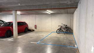 <p><strong><span>Ruime ondergrondse parkeerplaats in het centrum van Brecht</span></strong></p>
<p><span>Op zoek naar een veilige en gemakkelijk bereikbare parkeerplaats? Deze ondergrondse parking is ideaal gelegen en beschikt over een </span><strong><span>automatische poort</span></strong><span> voor extra comfort en veiligheid.</span></p>
<p><strong><span>Afmetingen:</span></strong><br /><span>• Breedte: 2,50 m</span><br /><span>• Diepte: 5,00 m<br />• Hoogte 2,57 m<br /></span></p>
<p><strong><span>Ligging:</span></strong><span> centrum Brecht</span></p>
<p><span>Ideaal voor eigen gebruik of als investering. Geen gedoe meer met zoeken naar een parkeerplaats!</span></p>
<p><strong><span>Interesse? Neem gerust contact op voor meer informatie of een bezichtiging.</span></strong></p>