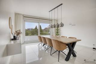 <p><span>In het centrum van </span><span>Leopoldsburg</span><span>, op een gunstige locatie vlak bij winkels, scholen en belangrijke verbindingswegen, stellen wij u met trots dit uitzonderlijk ruim </span><span>triplex appartement</span><span> voor. Met een bruto bewoonbare oppervlakte van maar liefst </span><span>251 m²</span><span> en een groot terras van circa </span><span>80 m²</span><span>, combineert dit eigendom de ruimte en indeling van een woning met het comfort van een appartement.</span></p><p><span>Het appartement werd gebouwd in 2008 en beschikt over een gunstig </span><span>EPC-label B</span><span>. Bij het betreden van de woning bevindt u zich in de inkomhal met toegang tot een </span><span>inpandige garage</span><span> en een praktische berging. Op de eerste verdieping ontdekt u een open en lichtrijk geheel, bestaande uit twee gezellige leefruimtes, een eetkamer en een keuken die naadloos in elkaar overvloeien. Daarnaast vindt u op dit niveau een apart gastentoilet, een bureau en een slaapkamer. Dankzij de slimme indeling en de overvloedige lichtinval wordt dit een aangename leefomgeving waar ruimte en functionaliteit centraal staan.</span></p><p><span>De tweede verdieping biedt plaats aan </span><span>vier volwaardige slaapkamers</span><span>. Eén van de kamers beschikt over een </span><span>eigen dressing en badkamer</span><span>, wat een absoluut pluspunt is voor wie op zoek is naar extra comfort. Verder zijn er nog een tweede badkamer met hoekbad en lavabo en een apart toilet aanwezig. Bovendien is er de mogelijkheid om een </span><span>zesde slaapkamer</span><span> te creëren, waardoor dit appartement een ideale oplossing vormt voor grotere gezinnen of wie ruimte nodig heeft voor hobbys of een thuisbureau.</span></p><p><span>Het ruime </span><span>terras van ca. 80 m²</span><span> vormt een absolute troef: een plek om te ontspannen, gezellig te tafelen of in alle rust te genieten van de buitenlucht. Tot slot zijn er ook ruime parkeermogelijkheden aanwezig, wat dit aanbod nog aantrekkelijker maakt.</span></p><p><span>Dit triplex appartement combineert </span><span>ruimte, licht en comfort</span><span> met een gunstige ligging en energiezuinig karakter. Het is de perfecte keuze voor wie op zoek is naar een kwalitatieve, ruime en instapklare woning in het hart van Leopoldsburg.</span></p><p><span>Bel vandaag nog naar </span><span>Lindsey Swennen 0493 50 10 78</span><span> of mail naar </span><span>lindsey@janssenenjanssen.be</span><span> voor meer informatie of een bezoek.</span></p>