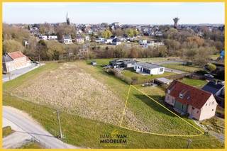 <strong>Immo Van Middelem verkoopt deze mooie bouwgrond op +/- 3a96ca, RUSTIG gelegen maar OP WANDELAFSTAND van het CENTRUM van Asse met alle nodige winkels, scholen en openbaar vervoer. Ook het treinstation is vlot bereikbaar (op +/- 1,2km).</strong><br /><br />Deze bouwgrond is geschikt voor half-open bebouwing met een voorgevelbreedte van +/- 14,65m en van +/- 6,50m voor de achtergevel. De bouwdiepte bedraagt maximaal 12,00m op het gelijkvloers en de verdiepingen. Dit laat u toe om een zéér grote ééngezinswoning te bouwen, met alleen al op het gelijlvloers +/- 127 m² aan oppervlakte! De dakvorm is vrij.<br /><br />De verkavelingsvergunning met -plan en -voorschriften kan u downloaden op onze website (www.immovanmiddelem.be).<br /><br />Geen bouwverplichting.<br />Vrij bij akte.