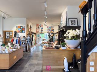 Deze handelswoning is verdeeld over drie niveaus van woning, dakloft, winkel- en expositieruimte, een mooie blend van uiteenlopende functies – wonen, werken, creëren en exposeren.<br />Zuiver privé, combi met atelier, expositieruimte, kantoor of een mix? Alles kan.<br /><br /><strong>Het volledige pand wordt integraal verhuurd, ongemeubeld, inclusief de handelsruimte en de woonverdiepingen.<br />Huurprijs: € 1.995 per maand.</strong><br /><br />Op het gelijkvloers treft men de winkelruimte met berging, toilet, expositieruimte en een handige kitchenette. Deze verdieping vloeit naadloos over naar de zongerichte tuin met ruime tuinberging, ideaal voor extra mogelijkheden. <br /><br />Op de eerste verdieping bevindt zich de lofty woonruimtes vol authentieke elementen en magnifieke uitzichten op zowel het Stadshuis en Marktplein als vanuit het zonneterras op de Molen van Damme. Hier zijn reeds 2 kamers, die momenteel ingedeeld zijn als bureau en logeerkamer en een badkamer. <br /><br />Op de bovenste verdieping geniet de master bedroom in de dakloft van een ongekende sfeer. Hier is ook een authentieke Marokkaanse wastafel, douchecel, ingemaakte kastruimte en een toilet aanwezig. <br /><br />De winkelruimte geeft via een luik ook toegang tot de kelderruimte. <br /><br />Heeft u interesse om dit pand te huren? Contacteer immo NANO via 0471 22 68 18 of info@immonano.be.