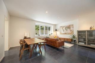 <p><span>Het appartement is gelegen in de Prekersstraat, te midden van één van de hipste wijken van Antwerpen, Sint-Andries. Tussen de Kloosterstraat en de Nationalestraat. De overvloed aan cafés, bars, restaurants en de vele evenementen doen de buurt heel het jaar bruisen. Okay en Delhaize op wandelafstand. Direct aan belangrijke invalswegen &amp; openbaar vervoer. Velostation op wandelafstand. Hier kan je alles te voet doen. </span></p><p><span> </span></p><p><span>- Philips Hue systeem</span></p><p><span>- 2 slaapkamers </span></p><p><span>- rolluiken </span></p><p><span>- Elektra conform </span></p><p><span>- EPC 220 (c) </span></p><p><span>- Gelijkvloers</span></p><p><span>- vernieuwde gasbrander (2023) </span></p><p><span> </span></p><p><span>Nooit sleuren met je boodschappen met een gelijkvloers appartement. Binnenkomen doe je in een inkomhal, daar vind je de gastentoilet. 2 slaapkamers naast elkaar. Leefruimte in L-vorm richting de keuken. Aansluitend een douchekamer met wastafel. Verder is er een gemeenschappelijke koer waar fietsen gezet kunnen worden. Overal rolluiken en Dimmers op de lichten. Perfect voor de city-lover. </span></p><p><span> </span></p><p><span> </span></p>