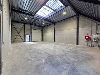 Op een zeer gunstige en rustige locatie, centraal gelegen tussen Bornem en Puurs en dichtbij alle nodige faciliteiten, bieden wij deze KMO-unit aan.<br /><br />Dit strategisch gelegen bedrijventerrein bevindt zich in de gouden driehoek Antwerpen – Brussel – Gent, met directe nabijheid van de N16 en uitstekende verbindingen naar de A12 en E17.<br /><br />De geïsoleerde unit van 126m² heeft een vrije hoogte van 6 meter. Er is een automatische sectionaalpoort (3,50m breed x 4m hoog), een lichtstraat met rookluik en een duurzame polybetonvloer, verlichting en een aantal stopcontacten.<br /><br />De unit is voorzien van water en elektriciteit.<br /><br />Als extra is er één autostaanplaats vooraan de unit. Tevens is er een gemeenschappelijke parking aanwezig.<br /><br />De huurprijs is exclusief BTW en onroerende voorheffing. De gemeenschappelijke kost wordt geschat op 30,00 euro.<br /><br />Indien gewenst kan de unit samen gehuurd worden met de woning die zich achter de unit bevindt.<br /><br />Heb je interesse in deze KMO-unit?<br />Neem gerust contact op via yordi@julimmo.be of 0473 76 18 07.