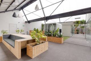 In bedrijvencentrum Intraxie te Roeselare-Rumbeke bevindt zich dit instapklaar kantoor van ca. 85m².<br /><br />De ideale coworking-locatie waarbij u een eigen afgesloten bureel heeft en mee kan genieten van de collectieve voorzieningen zoals ondermeer een gezellige binnentuin, bar, ingerichte keuken met alle voorzieningen, zongericht terras,.. <br />Dit zijn enkele van de troeven die de ruimtes aangenaam en anders maken naar de standaard kantoren.<br /><br />Door deze gemeenschappelijke ruimtes slagen de ondernemingen er ook in elkaar te ontmoeten binnen het centrum en gezamenlijk aan projecten te werken, wat door vele bedrijven als een extra troef wordt aanzien!<br /><br />Op heden zijn onder andere volgende partijen hier gevestigd: renovatie-, schildersbedrijf, architectenkantoor, ingenieurskantoor, webbedrijf, ...<br /><br />* Voorzieningen kantoor:<br />- verwarming op gas<br />- airco<br />- verlichting<br />- veel natuurlijke lichtinval<br /><br />* Gemeenschappelijke meeting room met smartboard, keuken, sanitair, bar zijn bijkomende ruimtes die gebruikt kunnen worden. <br /><br />* Parking op de site<br /><br />Uitstekende ligging door vlotte bereikbaarheid, nabij op-en afrit Roeselare-Izegem.<br /><br />Kortom een opportuniteit indien u op zoek bent naar een locatie waar coworking mogelijk is en waar gebruik gemaakt kan worden van de verschillende faciliteiten zoals de meeting rooms, ingerichte keuken, binnentuin, terras, ...<br /><br />Bent u op zoek naar bedrijfsvastgoed bestaande uit een kantoor ter beschikking gesteld in Roeselare? Aarzel dan niet om ons te contacteren op het nummer 051 21 22 23.<br /><br />Dit betreft een terbeschikkingstelling van kantoren met diensten.