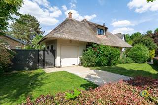 Gelegen met zicht op het domein 3 fonteinen geniet u van de prachtige groene omgeving rond deze charmante villa. De aangelegde tuin met het...