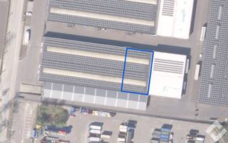 Zeer goed gelegen bedrijfsgebouw voor diverse doeleinden te huur. Deze bedrijvensite is gelegen in industriezone Berkenbossen te Mol, pal naast verbindingsweg N71 tussen Geel en Lommel. Het centrum van Mol ligt op ca. 10 min, oprit E313 in geel op ca. 20 min. <br /><br />Het gebouw is opgetrokken in staalconstructie en geïsoleerde panelen. Er is een bruikbare vloeroppervlakte van 1.000m2 met voorzieningen zoal automatische sectionaalpoort (hoogte 3,5m), gepolierde betonvloer, stroompunten (220V/380V), sprinklersysteem en voldoende LED-verlichting. Er is een vrije hoogte van ca. 4,5m onder dak (3,6m onder overspanning). De site zelf is voorzien van parkeerplaatsen, voldoende buitenverlichting en is tevens volledig omheind. <br /><br />huurprijs excl. BTW. beschikbaar mits inachtneming huurders, contacteer ons voor juiste beschikbaarheden. <br /><br />BIJZONDERHEDEN: <br />- Zeer goede ligging<br />- Bruikbare oppervlakte 1.000m2<br />- Gelegen op afgesloten site