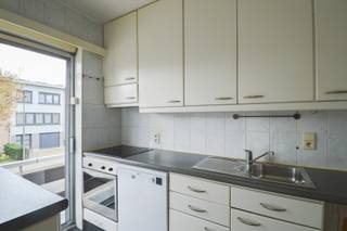 <h3>Gunstig gelegen appartement met twee slaapkamers en autostaanplaats in Merksem</h3>
<p>In een rustige woonwijk van Merksem vind je dit instapklare appartement op de eerste verdieping, met twee slaapkamers, een autostaanplaats én toegang tot een gemeenschappelijke tuin. Dankzij de EPC-score B geniet je hier van een energiezuinige woonervaring.</p>
<p><strong>Indeling van het appartement:</strong></p>
<ul>
<li>
<p><strong>Lichtrijke leefruimte</strong> met voldoende plaats voor een gezellige zithoek en eethoek.</p>
</li>
<li>
<p><strong>Volledig uitgeruste keuken</strong> voorzien van een keramische kookplaat, oven, vaatwasser, spoelbak en aansluitingen voor een wasmachine.</p>
</li>
<li>
<p><strong>Inkomhal</strong> met praktische vestiairekast.</p>
</li>
<li>
<p><strong>Apart toilet</strong> met handenwasser.</p>
</li>
<li>
<p><strong>Twee slaapkamers</strong>, beide voorzien van rolluiken en handige bergruimte.</p>
</li>
<li><strong>Bergruimte met maatkast.</strong></li>
<li>
<p><strong>Badkamer</strong> met bad/douchecombinatie, enkele lavabo in meubel en een handdoekendroger.</p>
</li>
<li>
<p><strong>Gemeenschappelijke tuin</strong>, ideaal om van de buitenlucht te genieten.</p>
</li>
<li>
<p><strong>Privatieve autostaanplaats in de kelder</strong>, inbegrepen in de huurprijs.</p>
</li>
<li>
<p>Verwarming op aardgas.</p>
</li>
<li>
<p><strong>Geen lift aanwezig.</strong></p>
</li>
</ul>
<p><strong>Huurprijs:</strong> € 980 per maand<br /><strong>Vaste kosten:</strong> € 70 per maand, voorschot privé waterverbruik.</p>
<p>Dit appartement combineert comfort, praktische indeling en een gunstige locatie in Merksem. Ideaal voor wie op zoek is naar een energiezuinige en instapklare woonst met buitenruimte en parking. Interesse? Bel ons vandaag nog op <strong>03 535 12 75</strong> voor een bezoek ter plaatse.</p>
<p><strong>Verhuurvoorwaarden:</strong><br />De ingaande plaatsbeschrijving wordt opgemaakt door een extern expertisebureau voor een prijs van <strong>€ 250 incl. 21% btw</strong>. Bij vertrek wordt opnieuw een plaatsbeschrijving opgemaakt aan <strong>€ 181,50</strong>. De <strong>waarborg bedraagt drie maanden huur</strong> en wordt gestort op een geblokkeerde rekening bij <strong>Korfine</strong>.<br /><strong>De vermelde “bewoonbare oppervlakte” (81 m²) is gebaseerd op de “bruikbare vloeroppervlakte” zoals vermeld in het EPC.</strong></p>
<p></p>
