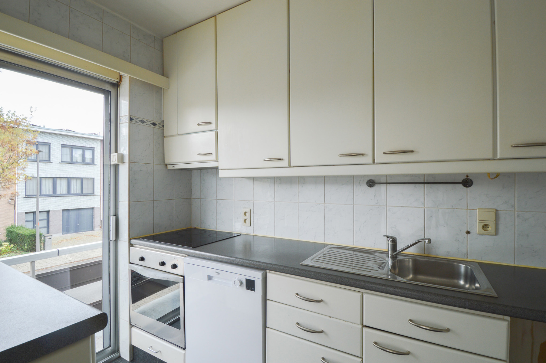 RUIM APPARTEMENT MET AUTOSTAANPLAATS - foto 3