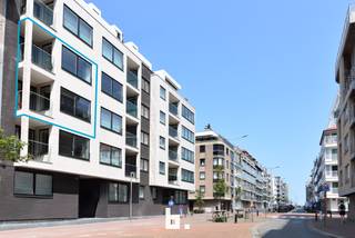 Ontdek dit stijlvolle en doordacht ingedeelde appartement, gelegen op een absolute topligging in Knokke. Slechts op 100 meter van de zeedijk geniet...