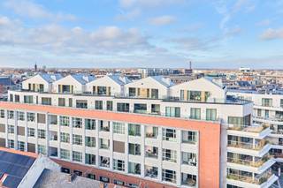 <span><b>Koop aan 6% btw (onder voorwaarden). Ook interessant voor investeerders!</b><br /><br />De Bonnefant, wonen in het midden van de stad en toch omgeven door groen. Een iconisch gebouw op een centrale en culturele locatie waar er ruimte is voor luxe, een onvergetelijke woonervaring of zorgeloos wonen in een assistentiewoning. <br /><br />Tussen de gebouwen van De Bonnefant is een <strong>groene doorsteek</strong> gecreëerd die de Demerstraat rechtstreeks verbindt met het begijnhof. Gezellig vertoeven in één van de twee gemeenschappelijke binnentuinen of liever een barbecue met de buren? Bovendien hebben de terrassen geïntegreerde plantenbakken die zijn uitgerust met een automatisch beregeningssysteem. Een extra groene beleving is verzekerd.<br /><br />Het bestaande RTT-gebouw is volledig gerenoveerd met het behoud van de Hasseltse authenticiteit en verder uitgebreid met energiezuinige nieuwbouw. Parkeren in het centrum is geen evidentie maar toekomstige bewoners van De Bonnefant kunnen parkeren in de ruime ondergrondse parkeerplaats. Je kan ook je fiets kwijt in de fietsenstalling. <br /><br /><strong>SKY HOUSES:</strong><br />Luxe, comfort en privacy. Dat van de indrukwekkende sky houses boven het gerenoveerd RTT-gebouw het best samen. Je woont er in het midden van én bovenop de bruisende stad in een fantastisch huis in de lucht. <br /><br /><span><strong>SKY HOUSE A5 APP 02 - Verdieping 5+6</strong></span><br />- bewoonbare oppervlakte: 182,16 m²<br />- oppervlakte terrassen: 54,90 m²<br />- benedenverdieping: inkomhal, berging, apart gastentoilet, 2 ruime slaapkamers + 1 kleinere slaapkamer, badkamer <br />- bovenverdieping: zeer ruime doorzon leefkamer met open keuken voorzien van kookeiland<br />- zowel op de beneden- als bovenverdieping: zuidgerichte terrassen met magnifiek zicht op de binnenstad<br />- 2 autostaanplaatsen in de afgesloten parkeerkelder <br /><br />GENIET VAN <strong>6% btw</strong> (onder voorwaarden). Vermelde prijs is exclusief ondergrondse parkeerplaatsen en exclusief registratie, btw en notariskosten. Alle appartementen werden intussen volledig afgewerkt en zijn instapklaar. De foto's tonen de huidige weergave en hoe de volledige inrichting kan gebeuren.<br /><br />Contacteer ons voor een bezoek ter plaatse. Ook bij de verkoop van jouw huidige woning helpen wij je graag.</span>