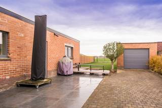 Deze lichtrijke halfopen woonst vinden we terug in een aangename woonbuurt te Waarschoot. De woning werd opgericht in 1968 tezamen met een...