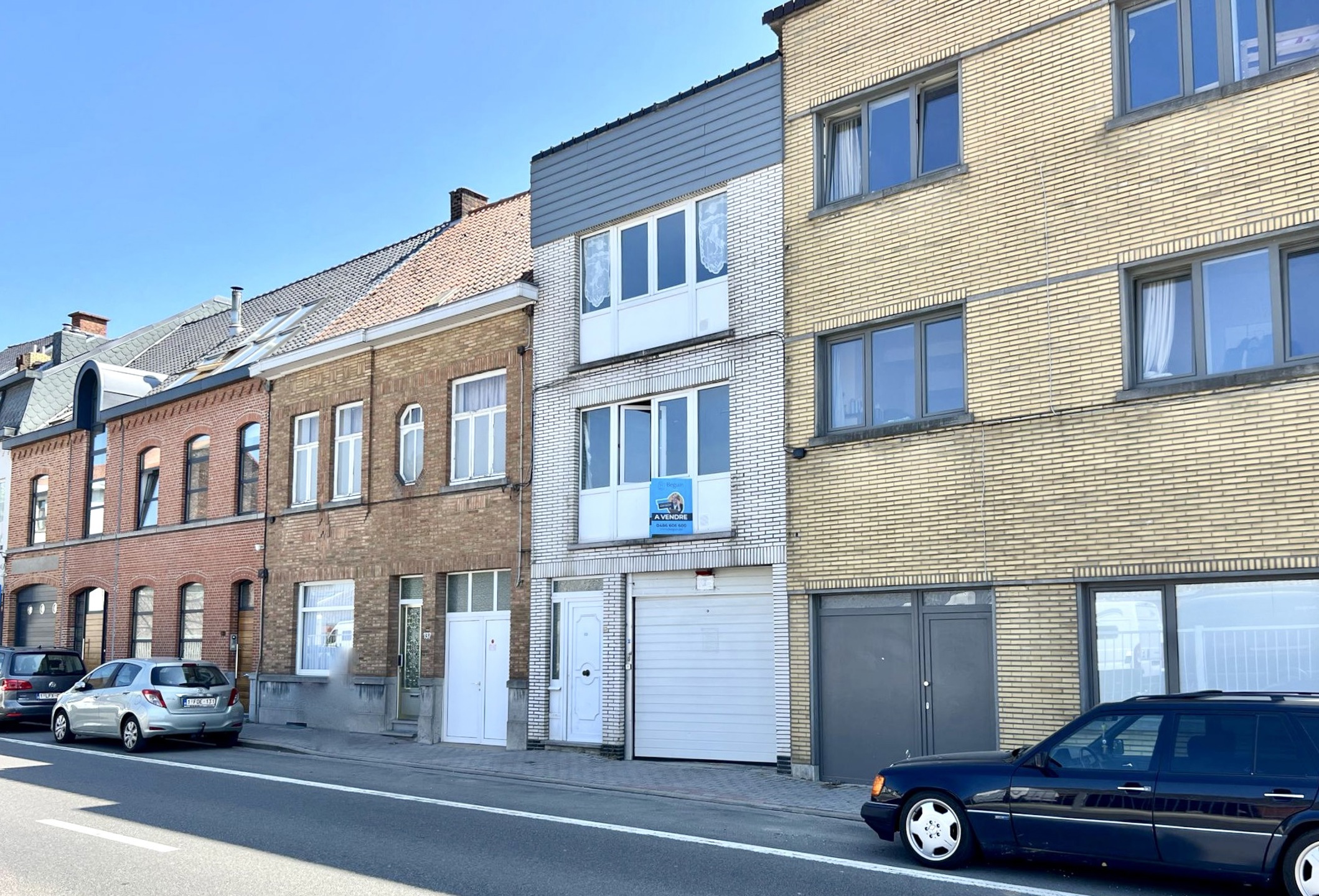 OPBRENGSTEIGENDOM: 2 op te frissen appartementen (1 slpk). - foto 1