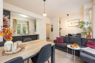 Ontdek dit charmante appartement met één slaapkamer, gelegen in een kleinschalig en rustig gebouw van slechts enkele mede-eigenaars. Het pand...