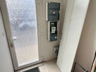 <p>Een woning met ruimte om te leven, een tuin om van te genieten en vooral heel wat mogelijkheden om er iets helemaal van jezelf van te maken!</p><p>In de Patriottenstraat in Turnhout vind je deze rijwoning met 135 m² bewoonbare oppervlakte, 4 slaapkamers en een perceel van circa 200 m². Een woning waar al renovatiewerken werden uitgevoerd, maar waar je zelf nog de laatste hand aan kunt leggen.</p><p>Op het gelijkvloers vind je een leefruimte (36 m²) met plaats voor zowel een gezellige zithoek als een eettafel waar iedereen kan aanschuiven. De aansluitende keuken (10 m²) is vernieuwd en met alle toestellen en biedt de mogelijkheid om ze verder uit te rusten zoals jij dat wilt.</p><p>Verder zijn er een badkamer met ligbad en wastafel en een afzonderlijk toilet.</p><p>Met vier slaapkamers (16,15, 9 en 8 m²), verspreid over de verdiepingen, is er plaats voor het hele gezin. Een extra slaapkamer, een bureau om thuis te werken of een eigen plek voor je hobby's? De ruimte is er alvast. De kamers onder het dak, met hun schuine wanden en dakramen, geven de bovenverdieping bovendien een eigen karakter.</p><p>De renovatie is nog niet volledig afgerond. Dat betekent dat je rekening moet houden met verdere werken, maar ook dat je de afwerking helemaal zelf kunt bepalen.</p><p>Achter de woning wacht een tuin van circa 100 m², met aansluitend een terras van ongeveer 20 m². Genoeg plaats voor een lange tuintafel, een speelplek voor de kinderen of gewoon een rustig moment buiten.</p><p>Extra handig is het tuinhuis met een achteringang. Met fietsen, vuilnisbakken of tuinmateriaal hoef je dus niet door de woning.</p><p>Dankzij de uitgevoerde renovatiewerken wordt een aanzienlijk betere energiescore verwacht. Momenteel label F, maar een nieuw EPC-attest is in opmaak.</p><p>Infoplicht: Vg, Wg/Agr, Gmo, Gvkr, Gvv. P-score: D , G-score: D. <br />Oppervlaktes zijn indicatief. Dit betreft een onderhandelingsvoorstel, is geen bindend aanbod.</p>