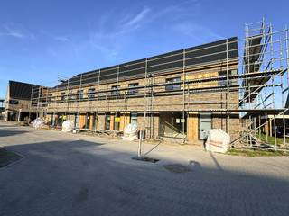 <p>Nog 7 energiezuinige woningen.<br /><br />Prijzen vanaf 317.000€ (excl. kosten) - 362.000€ (excl. kosten). Grond oppervlakte vanaf 139m2 - 364m2. <br /><br />Nog keuze uit halfopen tot gesloten bebouwing met 2 bouwlagen.<br /><br />Lot 2 - 5 volledig afgewerkt en klaar tegen eind dit jaar.<br /><br />Bijzondere aandacht gaat uit naar een veilige, groene en rustige leefomgeving.<br /><br />Bepaal zelf de finishing touch van jouw droomhuis, met inspraak in de afwerking.<br /><br />Ervaar de mogelijkheden in onze modelwoning, beschikbaar na afspraak.<br /><br />Meer informatie? <br />Info@yess-vastgoed.be - 050 / 33 59 03</p>