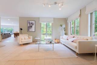 In het prestigieuze Bois de Strihoux bevindt zich deze landelijke villa met een moderne uitbouw van 82 m² (2005) met grote glaspartijen met zicht...