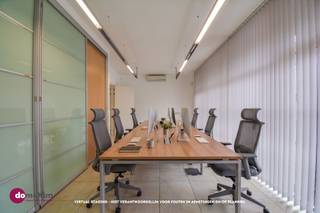 <p><span>Ruime woning met kantoorruimte in het centrum van Hever</span></p><p><span> </span></p><p><span>Ben je op zoek naar een veelzijdig pand waar je wonen en werken perfect kan combineren, en dat bovendien op een centrale ligging? Dan is deze eigendom zeker iets voor jou!</span></p><p><span> </span></p><p><span>Vooraan vind je een mooie en lichtrijke kantoorruimte met een aparte, private toegang: ideaal wanneer je een vrij beroep uitoefent of een zelfstandige activiteit hebt. De kantoorruimte bestaat uit een comfortabele wachtzaal, een apart toilet en vier ruime, afzonderlijke ruimtes die je volledig naar wens kan indelen, afhankelijk van jouw noden. Aan de voorzijde van het gebouw zijn er bovendien voldoende parkeerplaatsen voorzien voor je cliënteel.</span></p><p><span> </span></p><p><span>Achteraan bevindt zich de woning, die zowel apart toegankelijk is als in verbinding staat met het kantoor. Op het gelijkvloers geniet je van een ruime en gezellige leefruimte met zit- en eetgedeelte, met een prachtig zicht op de tuin. De volledig geïnstalleerde keuken biedt alle comfort en kan je aansluitend terugvinden. Van hieruit heb je ook toegang tot de ruimte kelderverdieping &amp; de garage. </span></p><p><span> </span></p><p><span>Verder zijn er drie volwaardige slaapkamers, een badkamer met wastafel &amp; combinatie bad/douche en een bureauruimte. Zowel de slaapkamers als nachthal, met apart toilet, zijn voorzien van ruime, ingemaakte kasten wat zorgt voor voldoende opbergruimte. Ook de zolderruimte, toegankelijk via een vaste trap, zorgt voor extra opbergmogelijkheden.</span></p><p><span> </span></p><p><span>Buiten kan je genieten van een mooie, verzorgde tuin met terras en tuinhuis. Dit is de ideale plaats om volledig tot rust te komen. Verder beschikt het pand over een ruime garage en een carport.</span></p><p><span> </span></p><p><span>Kortom: dit is een unieke opportuniteit om wonen en werken te combineren op één toplocatie, met tal van mogelijkheden!</span></p><p><span> </span></p><p><span>Contacteer ons voor een bezoek!</span></p><p><span> </span></p><p><span>015 20 36 00 – <span>info@domoxim.be</span></span><span> </span></p><p><span> </span></p><p><span>domoXim. Waar dromen thuis komen!</span></p><p><span> </span></p><p><span>Ook de waarde van je </span><span>eigen</span><span> woning kennen? Wij geven je graag advies.</span></p>