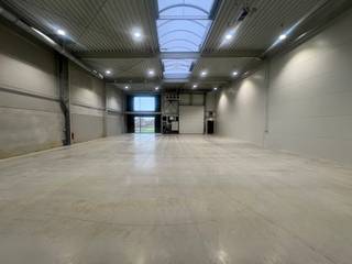 <p><span>De nieuwe bedrijvencampus <strong>"MIJNPARK"</strong> is gelegen op het industrieterrein Centrum-Zuid vlakbij de op- en afrit 29 van de E314 (Aken - Heerlen - Brussel), in het hart van Limburg.<br /><br />Op dit voormalig mijnterrein worden <strong>30</strong> duurzame en kwalitatieve KMO-units/showrooms/kantoren gebouwd met het oog op energie-efficiëntie. </span><span>Een combinatie van polyvalente en compacte panden zorgt voor een verscheidenheid aan oppervlaktes, gaande <strong>van 150m² tot 1900m²</strong>. <br /></span></p>
<p>Duurzaamheid staat centraal op deze bedrijvencampus. Duurzaamheid in de realiteit brengen is een complex verhaal, dat je niet met één modewoord kan vatten. <span>Om de ambitie van de ontwikkelaar kracht bij te zetten, zullen de gebouwen van de Mijnpark Bedrijvencampus </span><strong>BREEAM-gecertificeerd</strong><span> zijn. Dit internationaal systeem meet, beoordeelt en quoteert de duurzaamheid van de gebouwen, en houdt daarbij rekening met een 90-tal parameters. </span>Om hieraan te voldoen zijn alle panden voorzien van alle <strong>technieken.</strong><br /><br /><span>Deze unit heeft een oppervlakte van <strong>375m²</strong> op een terrein van <strong>626m² </strong>en heeft <strong>vijf </strong>parkeerplaatsen voor de deur. De units worden instapklaar opgeleverd, voorzien van alle technieken zoals <strong>elektriciteit, LED-verlichting, verwarming, warmtepomp en zonnepanelen.</strong><br /><br />KENMERKEN UNIT:<br />- oppervlakte: <strong>375m²</strong><br />- parkeerplaatsen: <strong>5</strong><br />- staalstructuur met geïsoleerde wanden en dak<br />- sectionaalpoort 4m x 4m<br />- technieken: elektriciteit, LED-verlichting, verwarming, warmtepomp en zonnepanelen<strong><br />Optioneel kan er nog 50 of 100m² afgewerkte kantoren voorzien worden!</strong><br /></span><strong><br /></strong><span>Kortom, een ideale ontwikkeling voor ondernemers die op zoek zijn naar een kwalitatieve werk- of opslagplaats en daarbij belang hechten aan een goede locatie en duurzame gebouwen met uitstraling. </span><br /><span><br />Meer info: +32 (0)11 39 90 50 of info@jansenrealestate.be.</span></p>