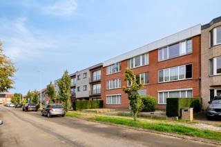 <p><span>Instapklaar appartement met terras en groen uitzicht in Wijnegem.</span></p><p><span> </span></p><p><span>In de rustige Vuurkruisenlaan te Wijnegem bevindt zich dit instapklare appartement op de tweede verdieping. De aangename lichtinval, ruime leefruimte en het groene uitzicht maken dit een fijne plek om thuis te komen.</span></p><p><span> </span></p><p><span>De leefruimte biedt volop plaats voor een gezellige zithoek en een volwaardige eethoek. Dankzij de mooie lichtinval voelt de ruimte open en uitnodigend aan. Het terras vormt een aangename aanvulling: ideaal om rustig te ontbijten, een boek te lezen of na een drukke dag te genieten van het groene uitzicht.</span></p><p><span>Verder beschikt het appartement over een ruime slaapkamer met een aanpalende berging. Die biedt praktische opbergruimte en helpt om het appartement netjes en overzichtelijk te houden.</span></p><p><span>Ook de ligging is een troef. Hier woon je in een rustige straat in Wijnegem, met een aangenaam gevoel van ruimte en groen. Een aantrekkelijke woonomgeving voor wie graag tot rust komt in en rond zijn eigen thuis.</span></p><p><span> </span></p><p><span>Troeven</span></p><p><span>- Instapklaar appartement op de tweede verdieping</span></p><p><span>- Ruime leefruimte met veel lichtinval</span></p><p><span>- Ruime slaapkamer </span></p><p><span>- Aangenaam terras met groen uitzicht</span></p><p><span>- Rustige ligging in Wijnegem</span></p><p><span> </span></p><p><span>Interesse? Neem contact met ons op en ontdek dit appartement tijdens een bezoek!</span></p>