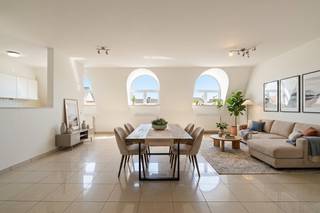 <p>Lichtrijk en instapklaar appartement op de bovenste verdieping van residentie 'Voorhaven'</p><p> </p><p>Op zoek naar een instapklaar appartement op een uitstekende locatie?</p><p>Dit lichtrijke appartement bevindt zich op de bovenste verdieping van residentie 'Voorhaven' en geniet van een bijzonder gunstige ligging, nabij het centrum van Gent, openbaar vervoer, scholen, winkels en tal van andere voorzieningen.</p><p> </p><p>De indeling van het appartement omvat een inkomhal, een ruime en lichtrijke leefruimte, een keuken met praktische berging, twee volwaardige slaapkamers, een badkamer met wastafel, toilet en ligbad, een afgescheiden toilet en een technische ruimte.</p><p>Daarnaast beschikt het appartement over een privatieve kelderberging en een gemeenschappelijke fietsenberging. </p><p> </p><p>Troeven:</p><ul><li><p>Uitstekende ligging nabij het centrum van Gent</p></li><li><p>Instapklaar en recent geschilderd</p></li><li><p>Twee volwaardige slaapkamers</p></li><li><p>Mogelijkheid tot aankopen ondergrondse autostaanplaats</p></li></ul><p><strong>Disclaimer:</strong> De foto's in deze online publiciteit zijn deels bewerkt met behulp van artificiële intelligentie (AI) om de visualisatie van de ruimtes te optimaliseren. Ze dienen uitsluitend ter illustratie en kunnen afwijken van de werkelijke situatie. Tijdens een plaatsbezoek krijg je een correct beeld van het pand.</p><p> </p><p><strong>Interesse?</strong></p><p>Neem contact met ons op voor een bezoek via 0499/84.71.00 of stuur een e-mail naar chabelli@vastgoeddevos.be.</p>