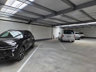 Deze afgesloten autostaanplaats bevindt zich op het gelijkvloers in de nieuwbouwresidentie Alfredo, langs de Polderstraat.De staanplaats is makkelijk...