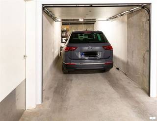 Ontdek deze centraal gelegen garagebox in residentie Moorea! Dankzij de automatische sectionale poort parkeert u eenvoudig en veilig, met slechts één druk op de knop. De garage biedt voldoende ruimte voor uw wagen en fietsen. Bovendien bevindt ze zich in een nette en rustige residentie met autolift, wat zorgt voor een zorgeloze investering en optimaal gebruikscomfort. Afmetingen garage: 6m12 diep op 2m66 breed.