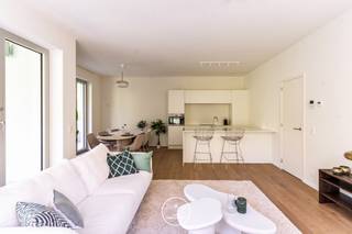 <strong>Op onze website staat slechts een klein deel van het aanbod in project “Bloei”. Contacteer ons vrijblijvend voor een overzicht van alle beschikbare entiteiten van “Bloei en voor een bezoek aan het kijkappartement.<br /><br /><span>De laatste vier appartementen van </span>Bloei<span> Fase 1 worden in 2025 opgeleverd en zullen bij akte instapklaar zijn. Dit betekent dat de nieuwe bewoners meteen kunnen genieten van hun nieuwe thuis, zonder verdere verbouwingen of renovaties.</span><br /><br /></strong>“Bloei” staat voor groen, bereikbaarheid en betaalbaarheid in Gent, met de natuur als rode draad er doorheen lopend, gelegen tussen een nieuw aan te leggen duurzaam park en een bestaand bos.<br /><br />“Bloei” wordt opgetrokken tussen Gent-Sint-Pieters, “The Loop” en het AZ Maria Middelares. De stad Gent zal in dit projectgebied de komende jaren investeren om een nieuw en levendig stadsdeel te creëren.<br /><br /><strong>Het Project<br /><br /></strong>Het woonproject Bloei, verdeeld over verschillende gebouwen langs het Vossenbos, bestaat uit een mix van 1, 2, 3 en 4 slaapkamer appartementen allen voorzien van een ruim terras.<br /><br />Grote raampartijen van Bloei trekken het licht naar binnen, terwijl je geniet van een open zicht op het park of het bos, met behoud aan privacy. De appartementen van Bloei zijn praktisch ingedeeld zodat je alle ruimtes optimaal kan benutten en inrichten volgens jouw eigen stijl en wensen. Dankzij een stijlvolle en kwalitatieve afwerking hebben de woonunits van Bloei een knappe uitstraling. In fase 2 bieden we u gebouw Marjolein (4) en gebouw Steenanjer (5) aan.<br /><br /><strong>Duurzaamheid<br /><br /></strong>Alle wooneenheden van Bloei zijn bijna energieneutraal (BEN) en voldoen volledig aan de strengere eisen rond energieverbruik. Zo wordt er onder andere gebruik gemaakt van zonnepanelen en warmtepompen. Ook het aan te leggen park van Bloei staat in het teken van biodiversiteit.<br /><br />Optimaal ingerichte appartementen met ruime terrassen, een veilige leefomgeving en meerdere ontmoetingsplekken zorgen ervoor dat zowel jong als oud zich thuis voelen in “Bloei”.<br /><br /><strong>Ligging<br /><br /></strong>Met een mobiscore van 8,9/10 is “Bloei” perfect gelegen nabij het station Gent-Sint-Pieters, de belangrijkste invalswegen van en naar Gent. Het centrum van Gent - met al haar winkels, culturele sites en gezellige restaurants - is vlot bereikbaar met de fiets en het openbaar vervoer. Ook met de fiets bereik je Bloei vlot dankzij de meerdere fietsroutes.<br /><br />Een mooie nieuw appartement of een slimme investering? “Bloei” heeft het allemaal!<br /><br />Vaste en geen herzienbare prijs.<br /><br />Maak nu uw afspraak met Anthony op 0488/14 62 77 voor uitgebreide informatie.