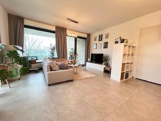 Dit appartement op de eerste verdieping is gelegen op de Elfde Liniestraat 13.  Dit is op wandelafstand van de PXl en het centrum van Hasselt.   Er...