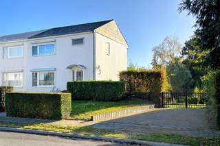 SOUS OPTION Stierbecq. Dans une belle rue résidentielle appréciée pour son calme et sa proximité des axes vers Bruxelles, jolie maison 3...
