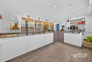Welkom in de Statiestraat 3 te Lichtervelde! Op een absolute A-locatie in het centrum van Lichtervelde vinden we deze veelzijdige handelswoning met woonst. Dankzij de centrale ligging, uitstekende visibiliteit en vlotte bereikbaarheid is dit een ideale locatie voor wie wonen en ondernemen wil combineren.<br /><br />Momenteel is het pand ingericht als een volledig uitgeruste bakkerij met woonst. Toch reiken de mogelijkheden veel verder. Denk bijvoorbeeld aan een horecazaak, praktijkruimte, dokterspraktijk, kinesitherapie, schoonheidssalon, sportruimte, logopedie, psychologenpraktijk of een andere commerciële activiteit. De mogelijkheden zijn oneindig! De ruime indeling laat bovendien toe om het pand naar eigen wensen en behoeften in te richten.<br /><br />Bij het binnenkomen ontdekken we een recent ingerichte handelsruimte met koeltoonbank. Aansluitend vinden we een ruime polyvalente ruimte, garage, kelder en een volledig ingericht atelier. Het atelier beschikt momenteel over alle nodige voorzieningen voor een bakkerij, waaronder een koelcel, diepvriesbox en oven. Daarnaast is er een apart toilet en een ruime zolderverdieping die ideaal dienst kan doen als extra stockageruimte.<br /><br />Via de polyvalente ruimte krijgen we toegang tot het woongedeelte. Hier vinden we een volledig geïnstalleerde keuken. De aangename leefruimte beschikt onder andere over airconditioning en vormt een gezellige plek om tot rust te komen na een werkdag.<br /><br />Op de eerste verdieping bevinden zich maar liefst vier ruime slaapkamers en een volledig vernieuwde badkamer. Deze is uitgerust met een ligbad, douche, dubbele lavabo, toilet en ventilatie. Vanuit de verdieping is er bovendien toegang tot een dakterras. Op de bovenste verdieping vinden we een vijfde ruime slaapkamer met airco en een extra berging.<br /><br />Een absolute troef van dit pand is dan ook de combinatie van commerciële ruimte, werkplaats én een ruime gezinswoning. Of u nu uw eigen zaak wil uitbouwen, wonen en werken wil combineren of op zoek bent naar een pand met verschillende mogelijkheden: hier kan het allemaal.<br /><br />Gelegen in het centrum van Lichtervelde, met winkels, scholen, openbaar vervoer en belangrijke verbindingswegen in de nabije omgeving, beschikt deze eigendom bovendien over een uitstekende bereikbaarheid en zichtbaarheid.<br /><br />Bent u op zoek naar een veelzijdig handelspand met woonst en heel wat potentieel in het centrum van Lichtervelde? Ontdek de mogelijkheden tijdens een bezoek en contacteer ons snel!<br /><br />