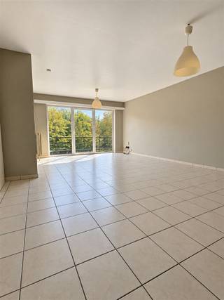 <p><span>Lichtrijk appartement op een centrale ligging in Baasrode!</span></p><p><span> </span></p><p><span>Dit lichtrijk appartement gelegen te Baasrode in een kleinschalige residentie bevindt zich op enkele minuten van openbaar vervoer, allerlei handelszaken en scholen. </span></p><p><span>Het appartement werd gebouwd in 1997, bevindt zich op de eerste verdieping en heeft een bruikbare vloeroppervlakte van ca. 81m2, ruimte zat dus! </span></p><p><span> </span></p><p><span>Als indeling:</span></p><p><span>Bij het betreden van het appartement komt men in de inkomhal die uitgeeft op het aparte toilet en de ruime/lichtrijke leefruimte met aansluitend de open keuken die voorzien is van een aanpalende bergruimte. Verder zijn er nog 2 slaapkamers en een badkamer met ligbad voorzien. </span></p><p><span> </span></p><p><span>De verwarming is voorzien op CV op aardgas met een condensatie ketel (CE “HR-Top” energieklasse A) | ramen in pvc met dubbel </span><span>glas</span><span> |</span><span> </span><span>deze woning heeft een mooie energiewaarde van </span><span>258 kwh/m² </span><span>en een </span><span>LABEL C </span><span>waardoor u kan genieten van een laag energieverbruik en ook </span><span>GEEN renovatieplicht</span><span> hebt in deze woning | de woning is ook </span><span>asbestveilig.</span></p><p><span> </span></p><p><span>Het perfecte appartement voor eigen bewoning of als investering. </span></p><p><span> </span></p><p><span>Voor meer info of een bezoek: </span><span><span>info@immotwins.be</span></span><span> - 052/55.55.55.</span></p><p><span> </span></p>