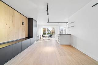 In Koning Albert-I-Laan vinden we dit vernieuwde éénslaapkamerappartement. Het appartement geniet van een centrale ligging en bevindt zich op wandelafstand van winkels, horeca, het strand en het openbaar vervoer.<br /><br />U betreedt het appartement via de gemeenschappelijke trappenhal. Via de inkomhal bereikt u de lichtrijke woonkamer, die dankzij de grote raampartijen veel natuurlijk licht binnenlaat. Aansluitend bevindt zich de keuken, uitgerust met hedendaagse voorzieningen en voldoende opbergruimte. In deze leefruimte vinden we ook een groot aantal ingebouwde kasten.<br /><br />Verder vinden we nog een praktische nachthal met inbouwkasten en een aansluiting voor uw wasmachine en droogkast. Hier treffen we ook een apart toilet, een slaapkamer en een badkamer voorzien van een dubbele wastafel en inloopdouche.<br /><br />Gemeenschappelijke lasten: 15,- euro per maand<br /><br />beschikbaarheid: 1/05/2026<br /><br />Aarzel niet en leg vandaag nog uw bezoek vast!<br /><br />