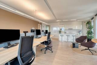 Dankzij de nabijheid van belangrijke invalswegen geniet u van een vlotte verbinding richting Brussel en andere steden.Bij binnenkomst treft u...