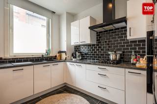In een rustige straat nabij het centrum van Gent bevindt zich deze gesloten bebouwing met vier slaapkamers.De woning werd op meerdere vlakken...