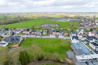 In de landelijke gemeente Deftinge bevindt zich dit te ontwikkelen perceel bouwgrond, deze grond is gelegen in een rustige en groene omgeving doch in de onmiddellijke nabijheid van openbaar vervoer en winkels. De totale oppervlakte bedraagt 4790m2, aan de straatzijde beschikt het perceel over een straatbreedte van maar liefst 84m. Deze grond kan ontwikkeld worden in meerdere loten (8 à 9 loten).<br /><br />Meer info (stedenbouwkundig advies) te verkrijgen via serge@centeroffice.be of 0485/61 59 22