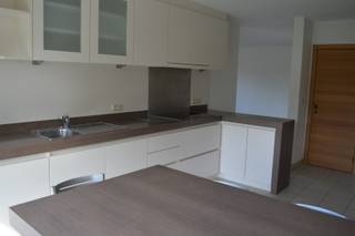 Rustig en mooi gelegen ruime villa in doodlopende straat met zuigerichte tuin.Indeling:Inkomhall, afzonderlijk toilet, bureau, ruime woonkamer,...