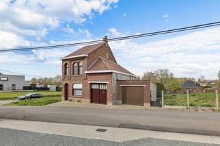 <p>Voor meer info of een bezoek, bel 053 59 49 33 - In een rustige doodlopende straat te Denderhoutem bevindt zich deze te renoveren halfopen bebouwing met tal van mogelijkheden. De woning geniet van een gunstige ligging op een boogscheut van winkels, scholen en openbaar vervoer, met bovendien een vlotte verbinding naar de E40 op slechts enkele minuten rijden. Het pand biedt, mits de nodige renovatiewerken, een uitstekende basis voor wie op zoek is naar ruimte en potentieel. Een absolute troef is de <strong>zijdelingse grond</strong>, die diverse <strong>uitbreidingsmogelijkheden</strong> biedt. Mits afbraak van de bestaande garage kan hier zelfs een bijkomende<strong> bouwgrond</strong> gecreëerd worden (onder voorbehoud van stedenbouwkundige vergunning). De indeling op het gelijkvloers omvat een leefruimte met salon, eetplaats, een ruime leefkeuken, een badkamer met toilet, een berging en een garage. Op de eerste verdieping bevinden zich een nachthal en twee volwaardige slaapkamers. Via een vaste trap bereikt men het zolderverdiep, waar bijkomende kamers kunnen ingericht worden. Verder beschikt de woning over een droge kelder, een terras, een berghok en een ruime tuin, wat het geheel compleet maakt voor wie op zoek is naar een renovatieproject met toekomstperspectief. Buitenschrijnwerk in hout dubbele en enkele beglazing - Regenput met pomp - <strong>Vernieuwd dak</strong> met pannen - Kachel op stookolie.</p>