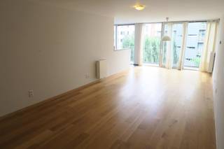 TE HUUR - GENT. In het historische hart van Gent, vlak bij de Sint-Baafskathedraal: stijlvol dakappartement op de derde verdieping met een...