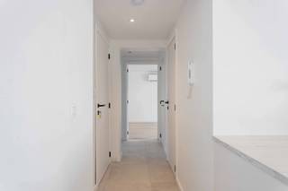 Dit volledig vernieuwd appartement in een gebouw met lift is gelegen in het stadscentrum, op wandelafstand van het station en de grote markt! Het werd in 2025 tot in de puntjes gerenoveerd en bestaat uit een inkomhal, een lichtrijke en grote leefruimte met open keuken (inductiekookplaat, spoelbak, dampkap, vaatwas, oven, microgolfoven), apart toilet, 2 slaapkamers waarvan 1 met mezaninne en een badkamer (inloopdouche en dubbele lavabo). Buiten is er een leuk zuid-oost georiënteerd terras. Verwarming en airco via warmtepomp! Uniek gezien ligging/ kleinschalige residentie van 3 appartementen/ afwerking! Werkelijk alles werd vernieuwd. Mogelijkheid tot de aankoop van een inpandige staanplaats aan 25000 euro. Bel snel voor een afspraak!