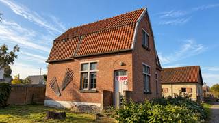 Te renoveren open bebouwing met 3 slaapkamers en tuin in Torhout<br /><br />Op zoek naar een woning die u volledig naar eigen smaak kunt renoveren? In de Kasteelstraat 23 in Torhout bevindt zich deze te renoveren vrijstaande woning op een perceel van 388 m².<br /><br />De woning dateert uit 1923 en beschikt over een bewoonbare oppervlakte van ca. 117 m². Met drie slaapkamers, vier gevels en een aangename buitenruimte vormt deze eigendom een interessante opportuniteit voor wie op zoek is naar een renovatieproject met potentieel.<br /><br />De bestaande woning biedt de mogelijkheid om de ruimtes en afwerking volledig opnieuw vorm te geven volgens de eigen woonwensen. <br />De tuin zorgt daarbij voor extra buitenruimte en maakt het pand interessant voor zowel koppels als gezinnen die bewust op zoek zijn naar een woning die ze stap voor stap kunnen vernieuwen.<br /><br />Ook de ligging is een troef. De woning bevindt zich in Torhout, met een vlotte verbinding naar het centrum en omliggende gemeenten. Winkels, scholen en andere dagelijkse voorzieningen zijn vlot bereikbaar.<br /><br />Troeven:<br />• Te renoveren vrijstaande woning<br />• 3 slaapkamers<br />• Ca. 117 m² bewoonbare oppervlakte<br />• Perceel van 388 m²<br />• 4 gevels<br />• Tuin en terras<br />• Volledig naar eigen smaak te renoveren<br />• Rustige ligging in Torhout<br />• Vlotte bereikbaarheid<br /><br />Een interessante opportuniteit voor wie op zoek is naar een te renoveren woning in Torhout en zelf zijn stempel wil drukken op zijn toekomstige thuis.<br /><br />Meer informatie of graag een bezoek ter plaatse?<br />Contacteer Simon via 0498 12 37 08 of simon@vicusvastgoed.be.