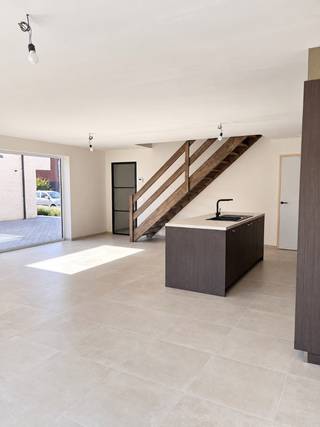 <strong>Halfopen nieuwbouwwoning te koop – Monica Vancloosterstraat, Roeselare (Beveren)</strong><br /><br />Deze moderne<strong> halfopen nieuwbouwwoning </strong>maakt deel uit van een stijlvol nieuwbouwproject in de rustige Monica Vancloosterstraat te Roeselare (Beveren).<br />Met een perceel van <strong>285 m²</strong> en een doordachte indeling biedt deze woning comfort, ruimte en energiezuinig woonplezier.<br /><br /><strong>Indeling gelijkvloers</strong><br />Via de inkomhal kom je binnen in de <strong>lichtrijke leefruimte met open keuken</strong>, ontworpen voor maximaal licht en een ruimtelijk gevoel. Aansluitend bevindt zich een <strong>grote berging van 9 m²</strong>, ideaal als voorraad- of wasruimte.<br />De woning beschikt verder over een <strong>tuinberging, carport, ruime oprit, terras</strong> en een aangelegde tuin — perfect om meteen zorgeloos te genieten van je nieuwe thuis.<br /><br /><strong>Indeling verdieping</strong><br />Op de bovenverdieping vind je een functionele <strong>nachthal</strong>, die ook de mogelijkheid biedt om een <strong>bureau of werkhoek</strong> te creëren.<br />Daarnaast zijn er <strong>drie slaapkamers</strong> (21 m², 12 m² en 12 m²) en een volledig uitgeruste badkamer met<strong> inloopdouche, ligbad en dubbel lavabomeubel</strong>. Een <strong>afzonderlijk toilet </strong>en bovenberging maken deze verdieping volledig.<br /><br /><strong>Energiezuinig &amp; modern</strong><br />Zoals de andere woningen in het project is ook deze woning <strong>energiezuinig </strong>(E-peil ≤ 30) en uitgerust met <strong>zonnepanelen</strong>, een <strong>warmtepomp </strong>en <strong>vloerverwarming</strong>.<br />Dankzij deze technieken geniet je van een laag energieverbruik en een toekomstgerichte woning.<br /><br /><strong>Topligging</strong><br />De woning ligt in een rustige, nieuwe woonomgeving in Beveren (Roeselare), met:
<ul>
	<li><strong>Snelle verbinding naar de E403</strong> (Brugge – Kortrijk)</li>
	<li><strong>Vlotte bereikbaarheid van het centrum van Roeselare</strong></li>
	<li>Winkels, scholen en sportfaciliteiten in de buurt</li>
	<li>Een kindvriendelijke woonomgeving met groene accenten</li>
</ul>
<br /><strong>Perceel: 285 m²</strong><br /><br />* Foto's binnenzijde van een gelijkaardige woning *<br /><br />Neem contact voor een vrijblijvend bezoek via <strong>051 21 11 11</strong> of <strong>matias@imfiro.be</strong>