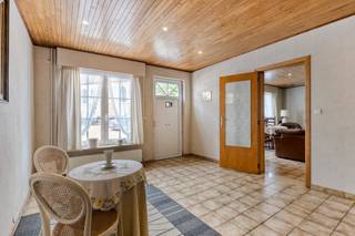 <p>Ruime, te renoveren woning (vroegere handelswoning) met mooie tuin en veel potentieel op een perceel van 1200m². Indeling als volgt; Inkomhal met woonkamer. Grote leefruimte met aansluitend de keuken en de badkamer. Apart toilet. Tussenverdieping met 1 slaapkamer. Verdieping met 3 ruime slaapkamers en toilet. Zolderverdieping waar extra kamers gemaakt kunnen worden. Koele en droge kelder aanwezig. Gezellig terras van waaruit er toegang is tot de werkplaats en de mooie, zongeoriënteerde tuin achteraan. Garage aanwezig. Centrale verwarming op aardgas. De woning is zeer goed gelegen nabij alle voorzieningen. </p>