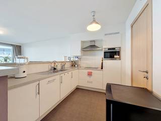 Dit ruim en lichtrijk appartement met 1 slaapkamer en terras in residentie Artevelde Garden is gelegen op een unieke ligging nabij Portus Ganda, Sint-Anna en het Zuid.Deze optimale ligging biedt u tal van troeven. Zowel Gent-centrum, die op wandelafstand gelegen is alsook de vlotte verbinding naar de E17-E40.Indeling: inkomhal - slaapkamer - badkamer met dubbele lavabo, douche en toilet - apart toilet - geïnstalleerde open keuken (vaatwasmachine, koelkast, combioven, kookplaten, dampkap) - berging met aansluiting voor wasmachine - ruime leefruimte - terras - kelderberging.Ondergrondse autostaanplaats bij te huren aan 75,00 euro per maand.Gemeenschappelijke kosten bedragen 70,00 euro per maand.Beschikbaarheidsdatum: 01/09/2026